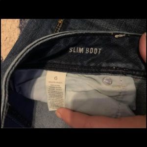 american eagle size 6. slim boot. cut dark wash. never worn